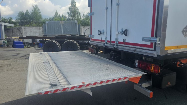 Изотермический фургон FAW с гидробортом 3