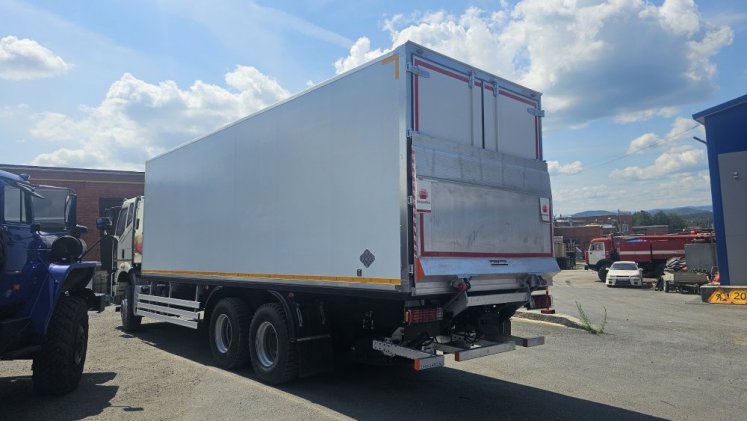 Изотермический фургон FAW с гидробортом 1