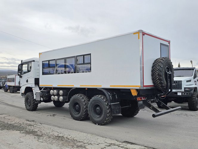 Вахтовый автобус Shacman X3000, 16 мест с грузовым отсеком 2