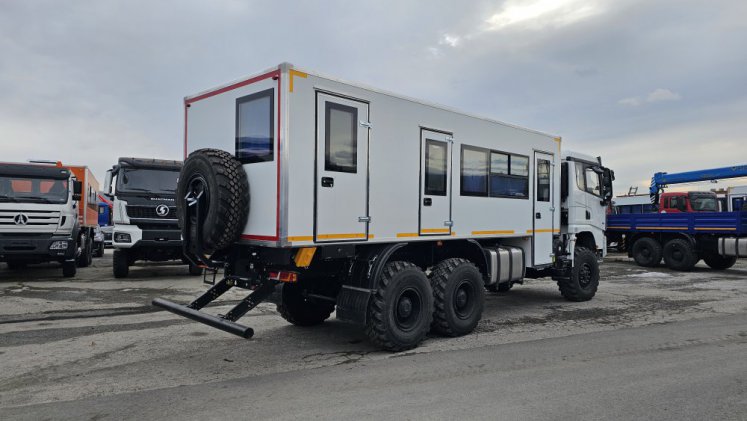 Вахтовый автобус Shacman X3000, 16 мест с грузовым отсеком 3