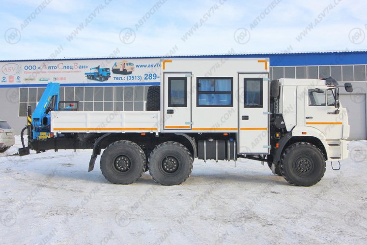 Вахтовый автобус с бортовой платформой и КМУ ИМ-55. КАМАЗ 43118-3027-50, 8 мест 2