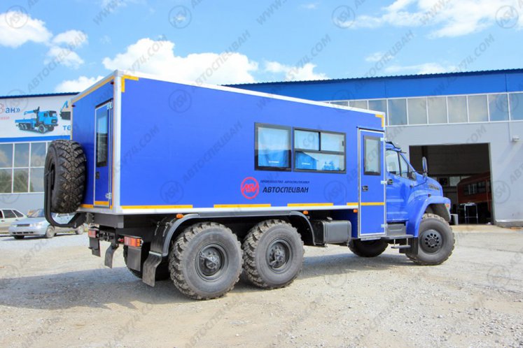 Вахтовый автобус с грузовым отсеком Урал NEXT4320-6952-72 (Е5) Г38, 16 мест 1