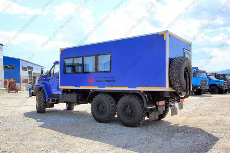 Вахтовый автобус с грузовым отсеком Урал NEXT4320-6952-72 (Е5) Г38, 16 мест 2