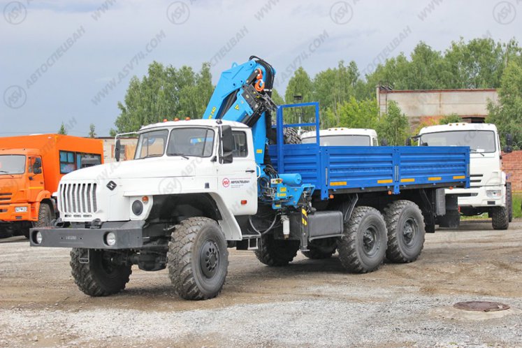 Бортовой автомобиль Урал 4320 (капотный) с КМУ ИМ-240 2