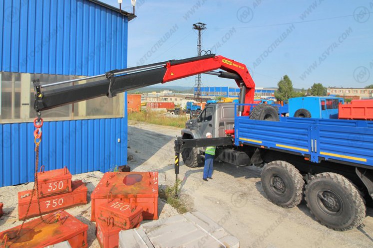 Бортовой автомобиль Урал 4320 NEXT (капотный) с КМУ ИМ-320 3