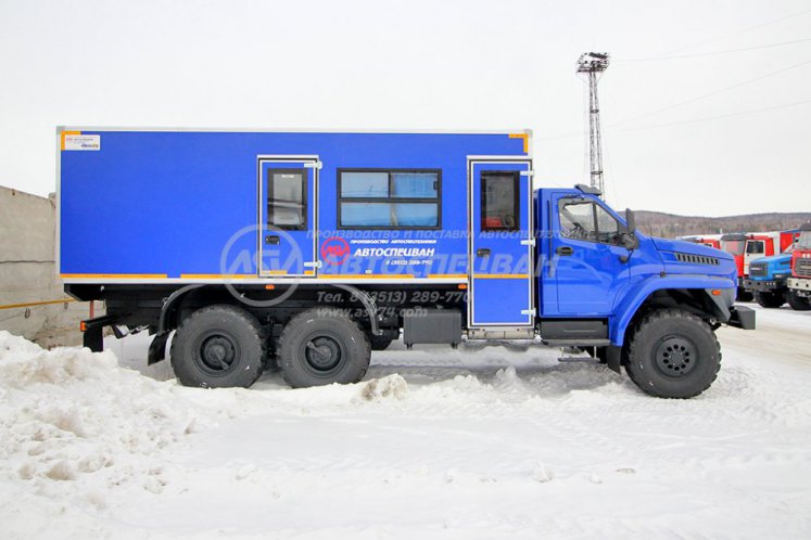 Вахтовый автобус с грузовым отсеком Урал NEXT 4320-6952-72 (Е5) Г38, 12 мест 2