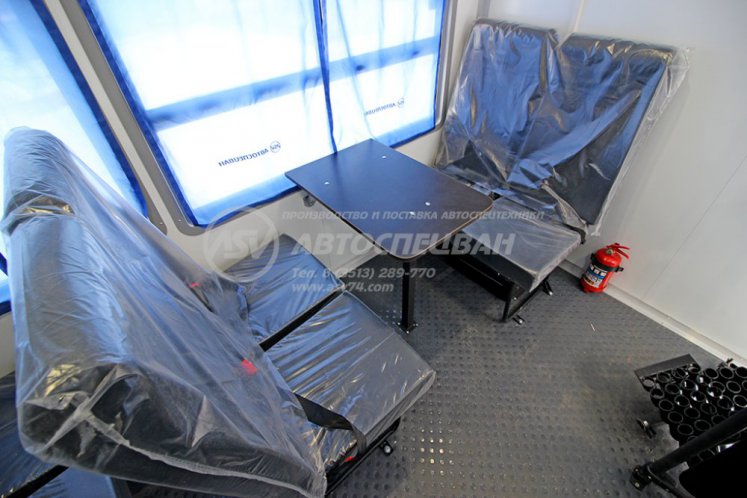 Вахтовый автобус с бортовой платформой КАМАЗ 43118-3027-50, 12 мест 12