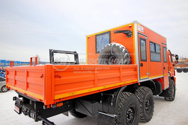 Вахтовый автобус с бортовой платформой КАМАЗ 43118-3027-50, 12 мест 14