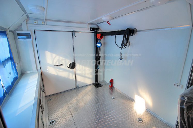 Вахтовый автобус КАМАЗ 43502-3036-66, 8 мест. Грузовой отсек 8