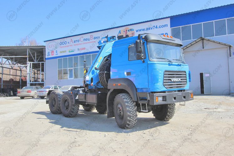 Седельный тягач Урал 44202-82 (бескапотный) с КМУ ИМ-240 0