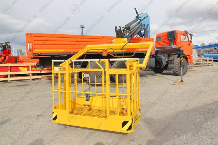 Бортовой КАМАЗ 43118-3027-50 с КМУ ИМ-240 с люлькой для подъема людей 3