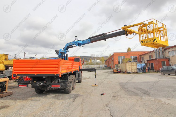 Бортовой КАМАЗ 43118-3027-50 с КМУ ИМ-240 с люлькой для подъема людей 8