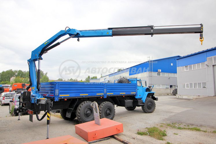 Бортовой автомобиль Урал 4320 (капотный) с КМУ ИМ-95 на заднем свесе рамы 4