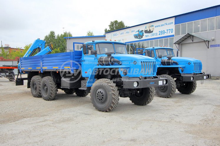 Бортовой автомобиль Урал 4320 (капотный) с КМУ ИМ-95 на заднем свесе рамы 1