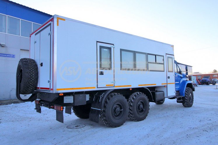 Вахтовый автобус LUXE с грузовым отсеком Урал NEXT 4320-6952-74 (Е5) Г38, 16 мест 1