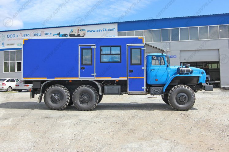 Вахтовый автобус с грузовым отсеком, Урал 4320-1912-60Е5, 8 мест 1