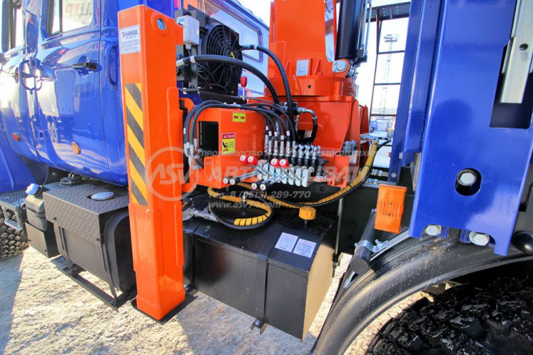 Бортовой автомобиль Урал 4320-1982-60 (сдвоенная кабина) с КМУ HANGIL 976 5