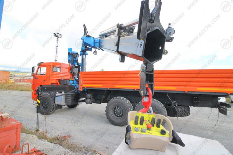 Бортовой КАМАЗ 43118-3027-50 с КМУ ИМ-240 с люлькой для подъема людей 2