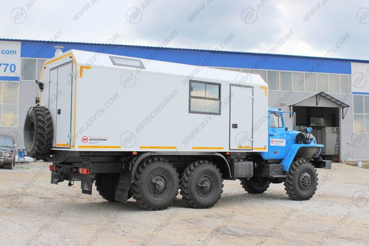 Транспортно-бытовой автомобиль ТБМ Урал 4320-1112-61Е5 с отсеком для перевозки людей 1