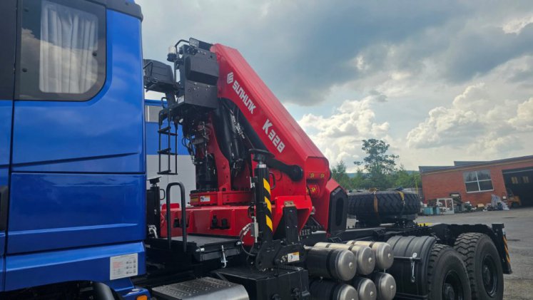 Седельный тягач Shacman X3000 с КМУ Sunhunk 328-6 2