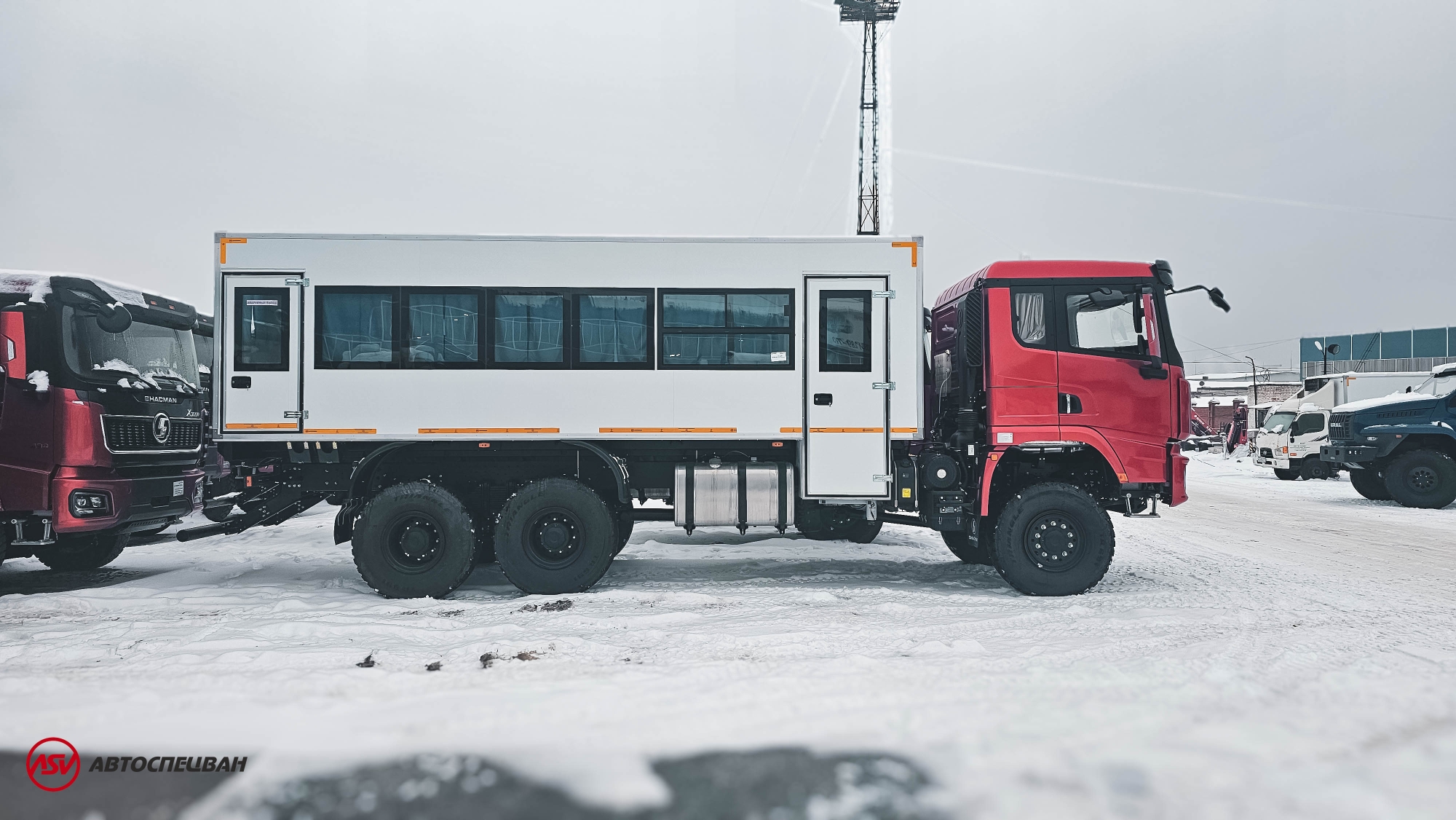 Вахтовый автобус Shacman X3000, 28 мест 1