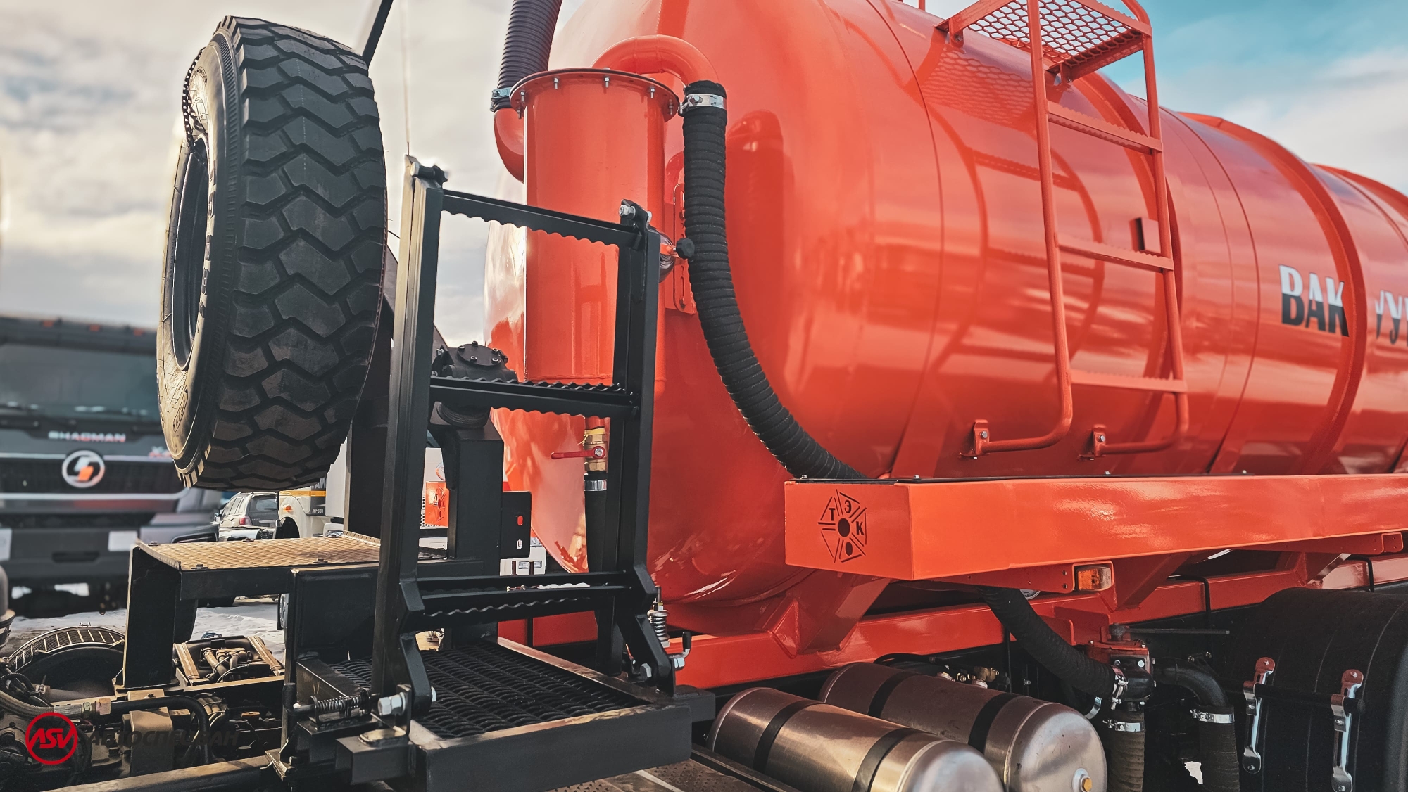 Автоцистерна вакуумная МВ-15 на шасси SHACMAN SX32586V385 6Х6 5