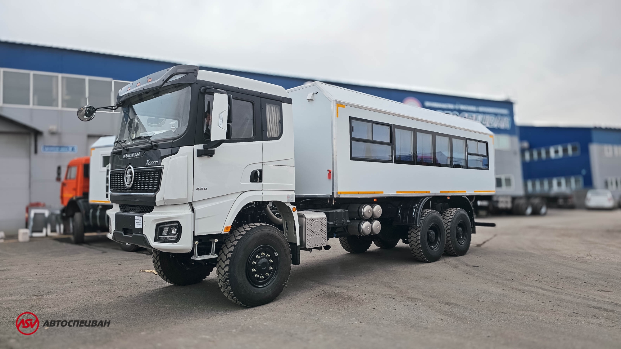 Вахтовый автобус Shacman X3000, 28 мест (боковые скосы) 1