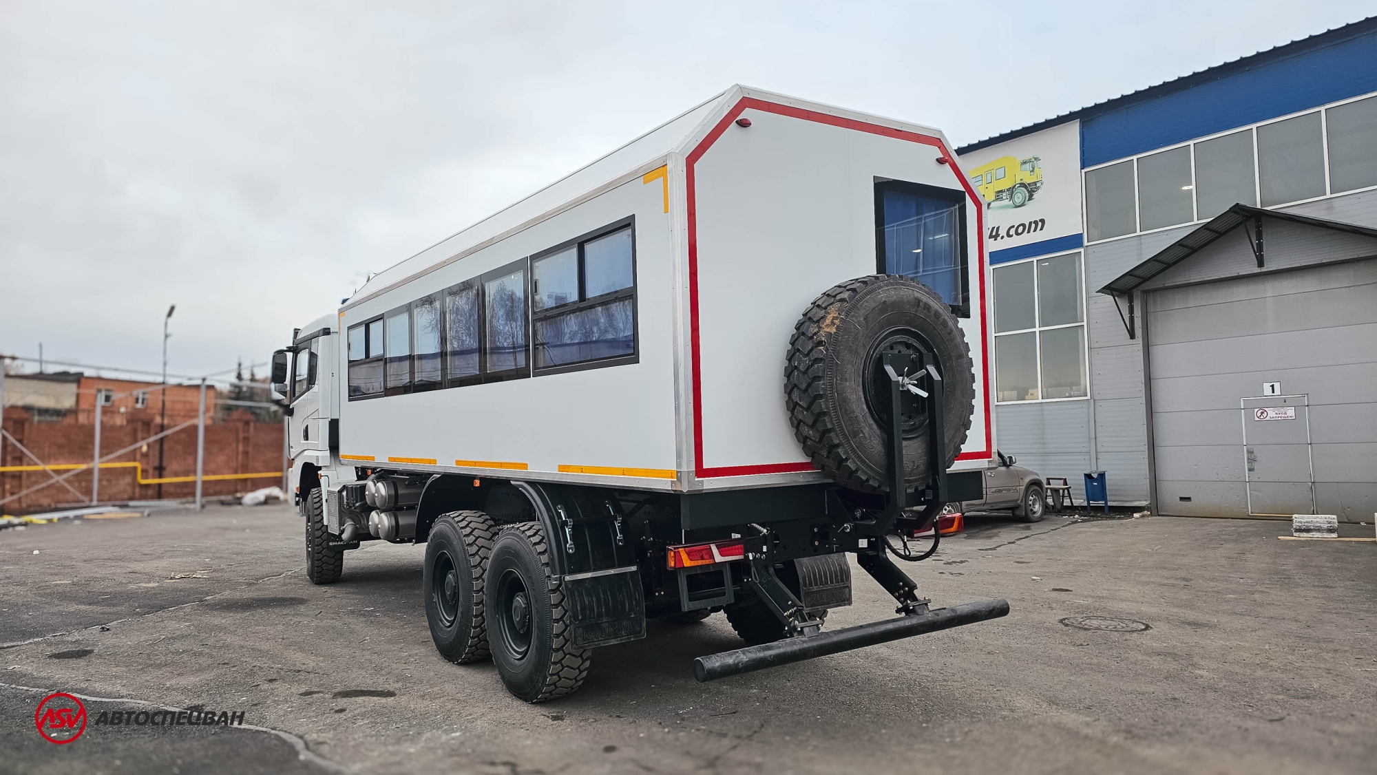 Вахтовый автобус Shacman X3000, 28 мест (боковые скосы) 3