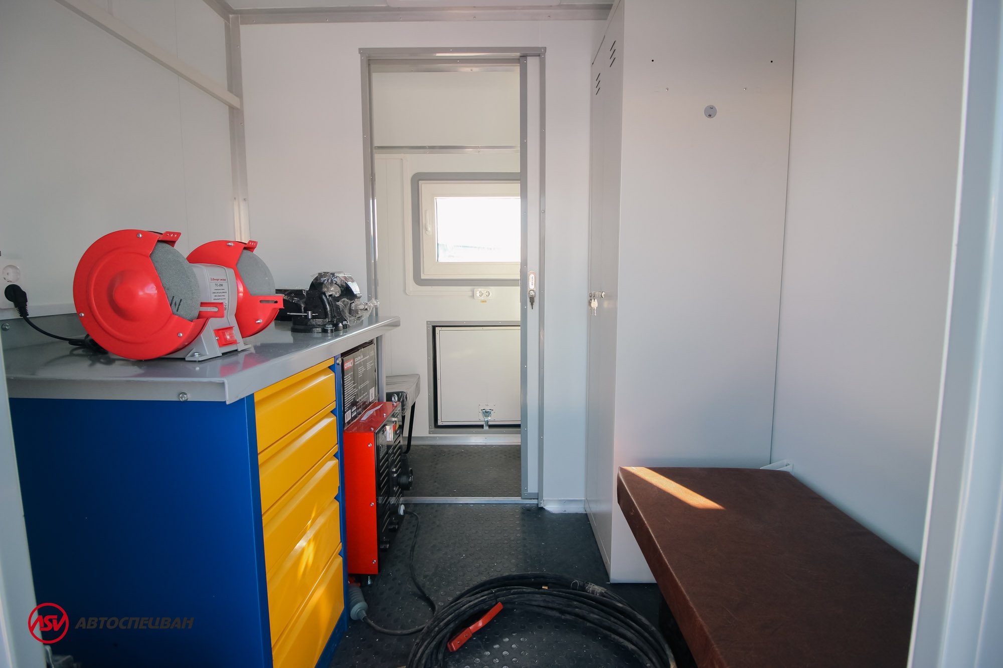 Передвижная мастерская ПАРМ на шасси Iveco АМТ EuroCargo MLC150 c бортовой платформой и КМУ ИМ-50 8