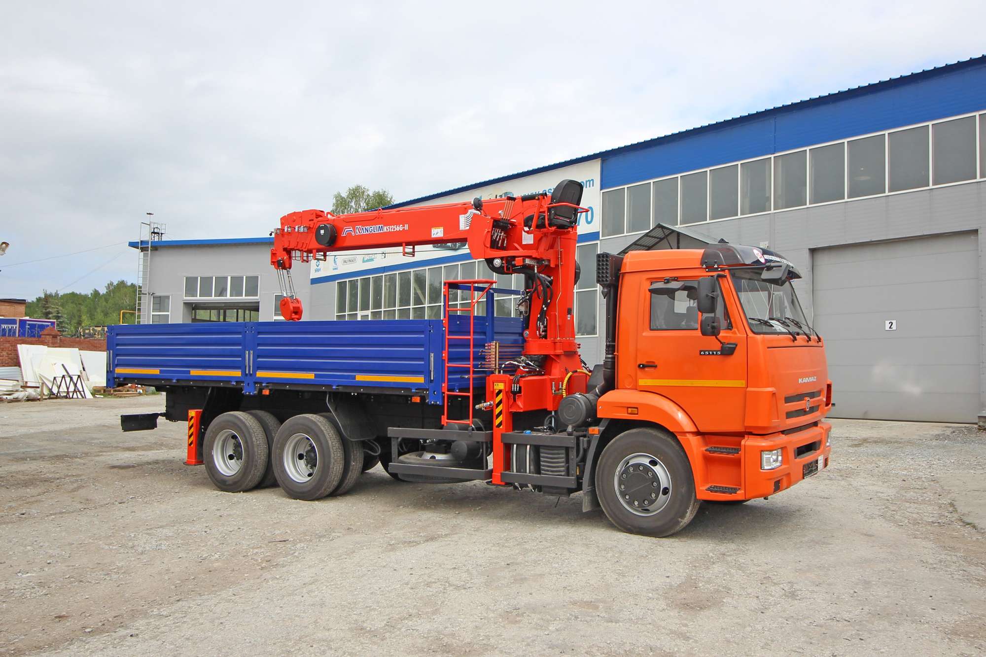 Бортовой КАМАЗ 65115-3094-48 с КМУ Kanglim KS-1256 0