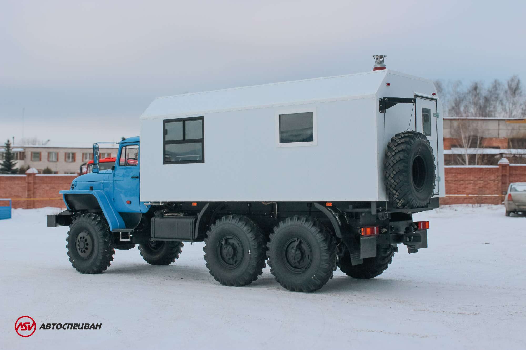 Транспортно-бытовой автомобиль ТБМ Урал 4320-1112-71М с отсеком для перевозки людей 2