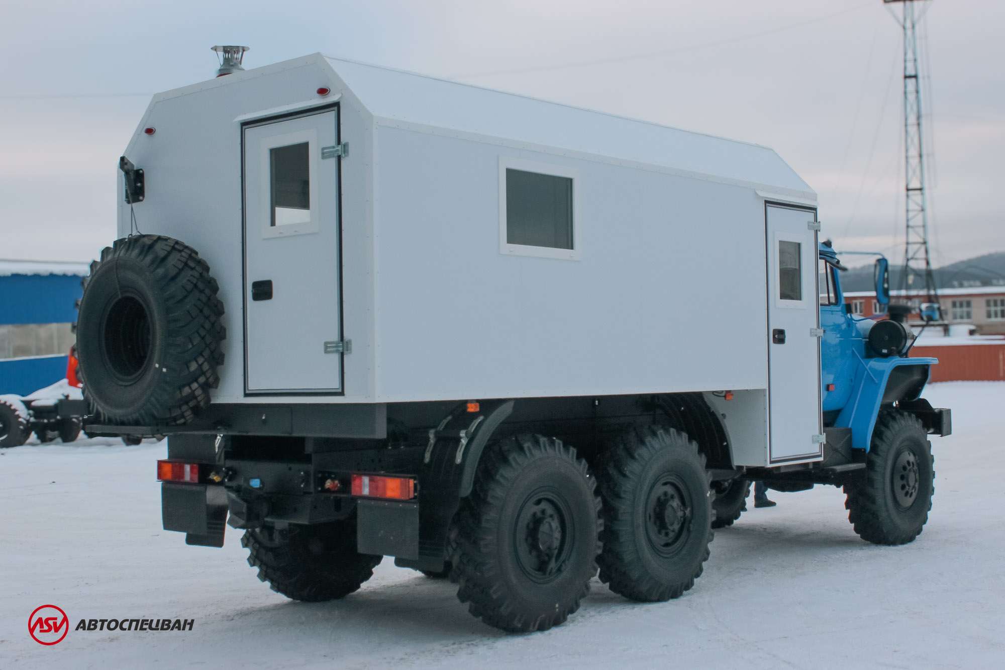 Транспортно-бытовой автомобиль ТБМ Урал 4320-1112-71М с отсеком для перевозки людей 3