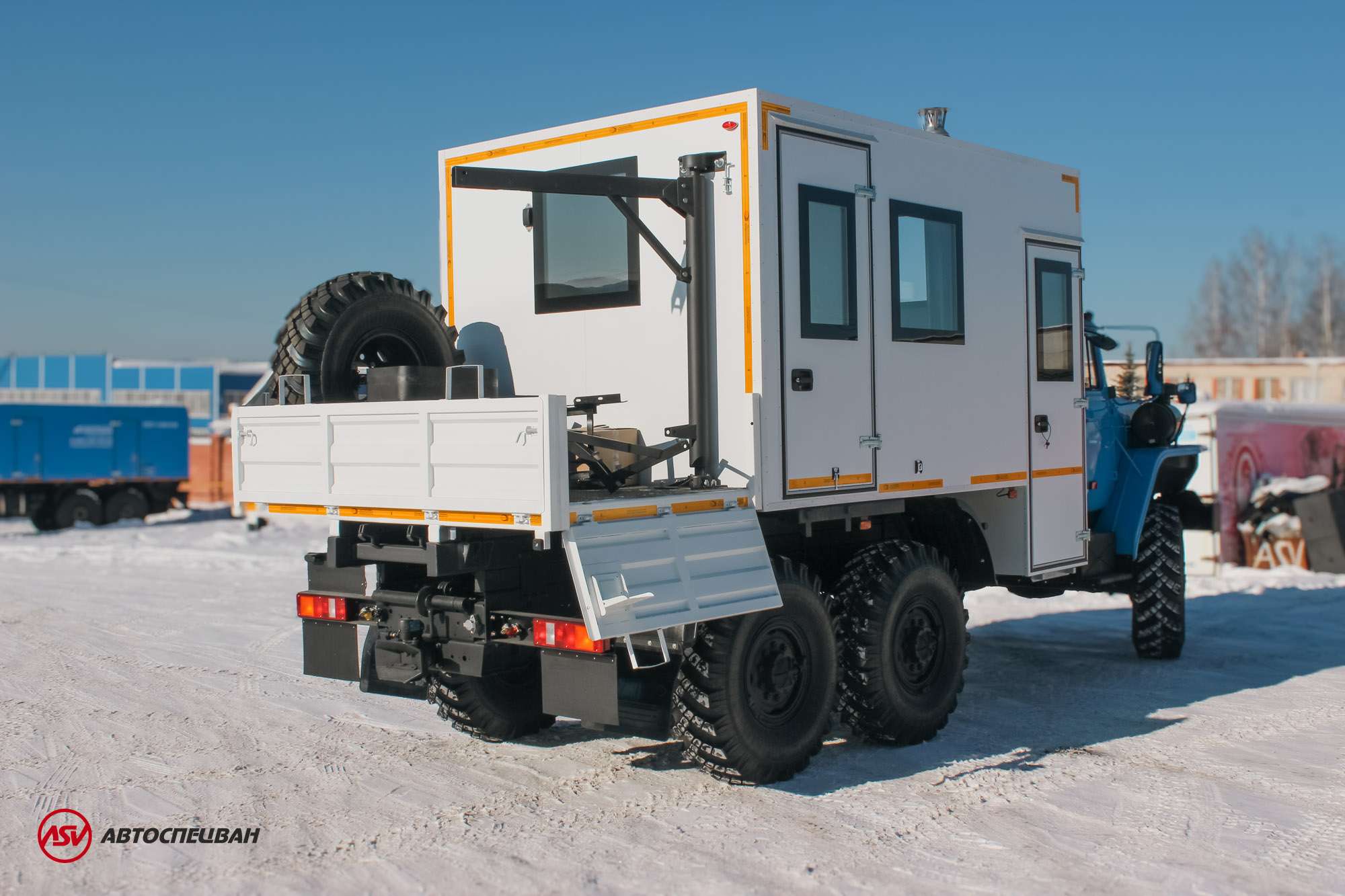 Транспортно-бытовой автомобиль ТБМ Урал 4320-1112-71М с бортовой платформой 1