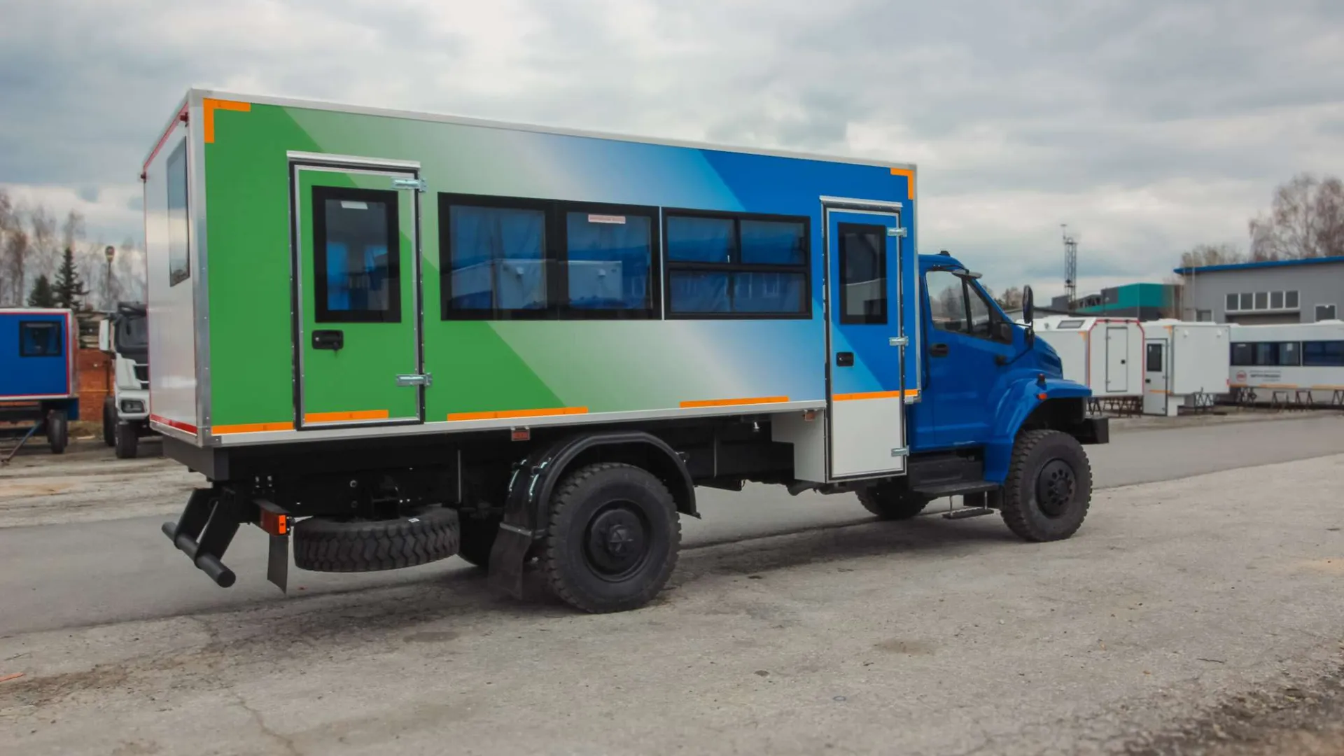 Вахтовый автобус Урал-80 43206-6912-67 4x4, 24 места 1