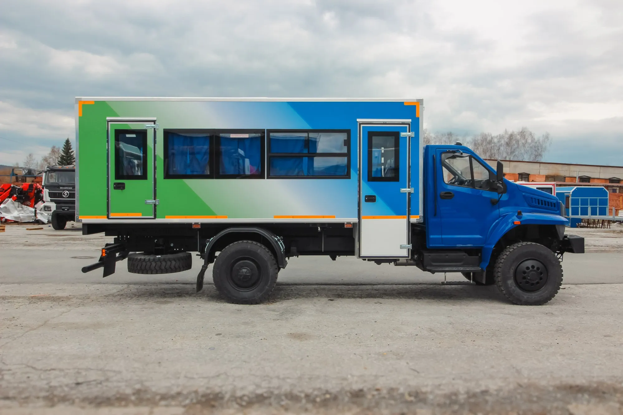 Вахтовый автобус на шасси УРАЛ-80 3