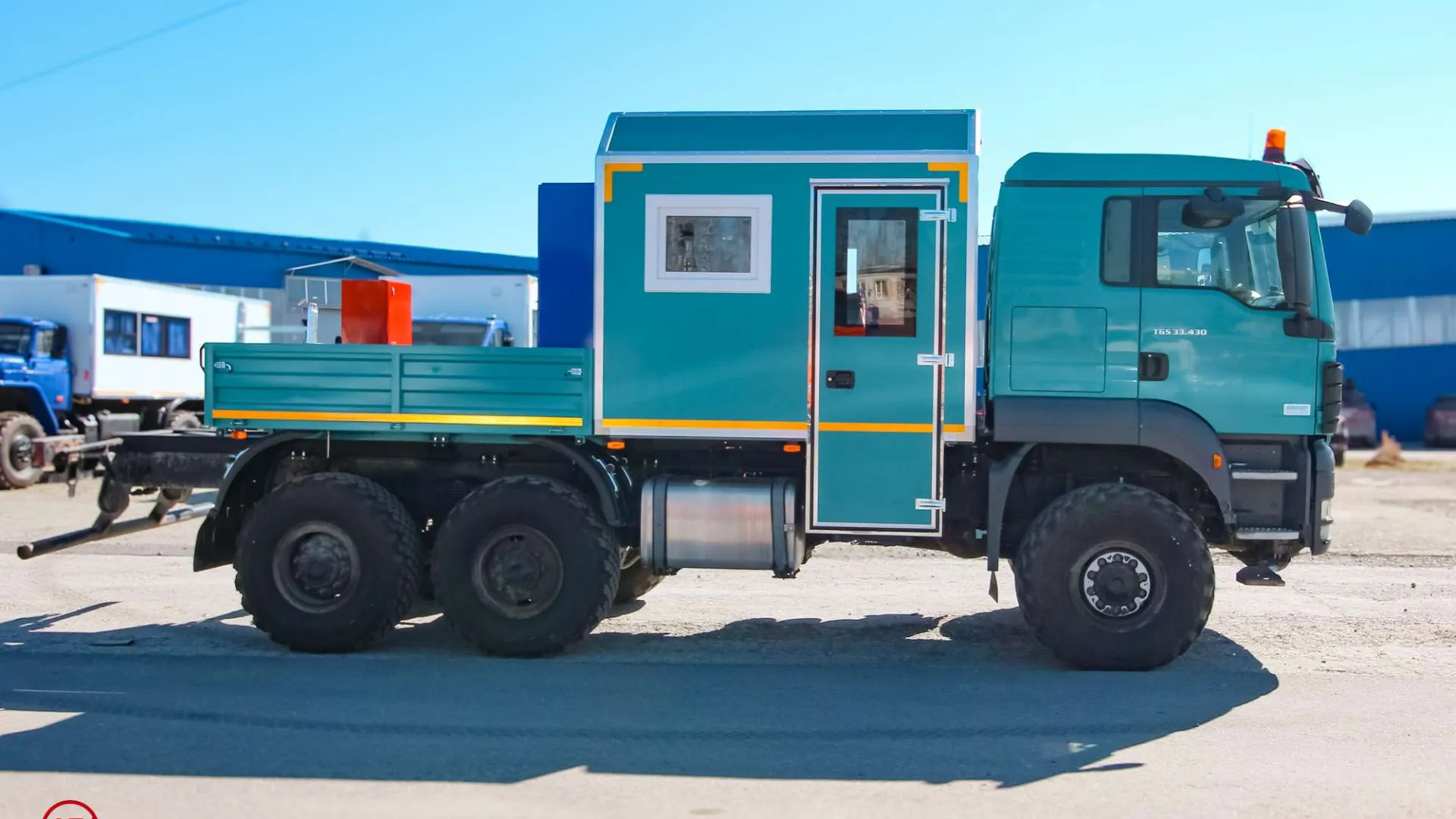 Грузопассажирский автомобиль на шасси MAN TGS 33.430 6x6 BBS c КМУ ИМ-95 1